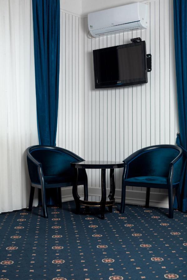 Hotel Aristocrat Чернивци Екстериор снимка