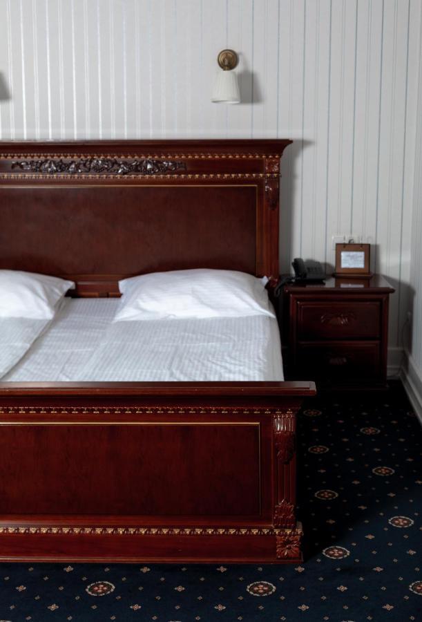 Hotel Aristocrat Чернивци Екстериор снимка