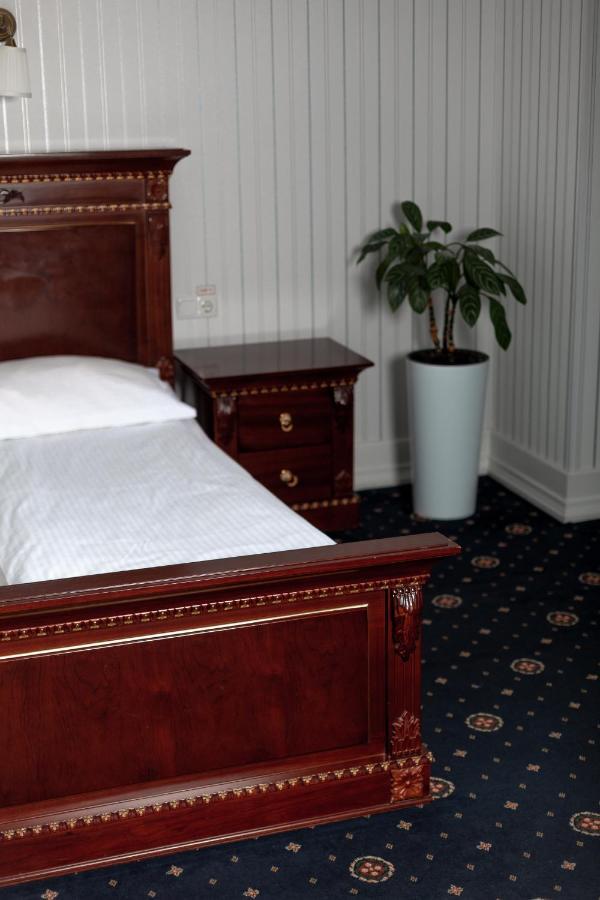 Hotel Aristocrat Чернивци Екстериор снимка
