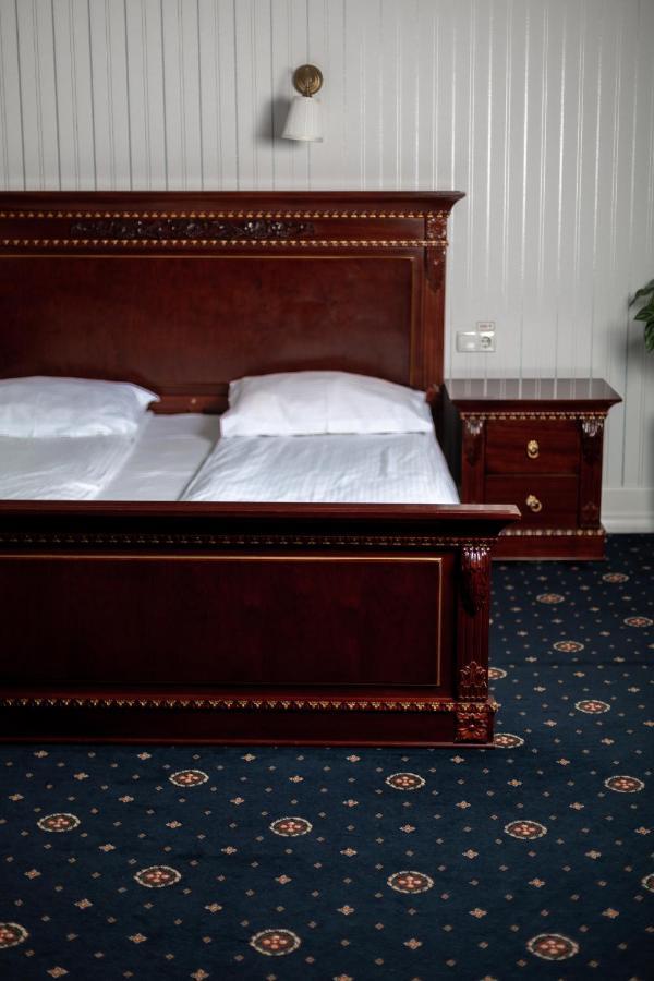 Hotel Aristocrat Чернивци Екстериор снимка