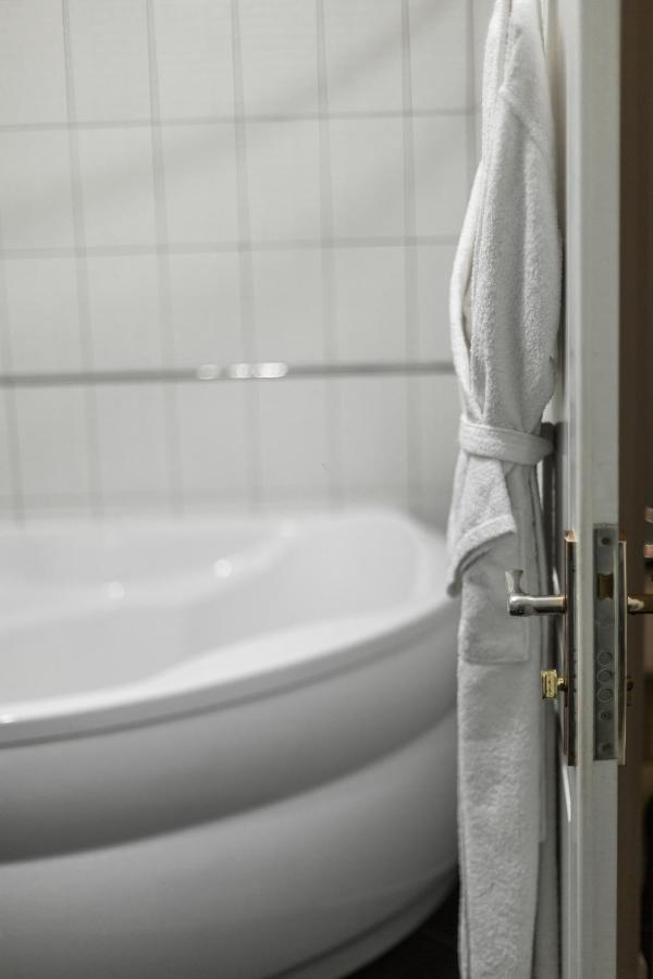Hotel Aristocrat Чернивци Екстериор снимка