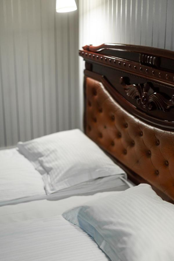 Hotel Aristocrat Чернивци Екстериор снимка