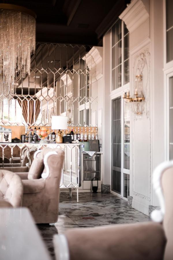 Hotel Aristocrat Чернивци Екстериор снимка